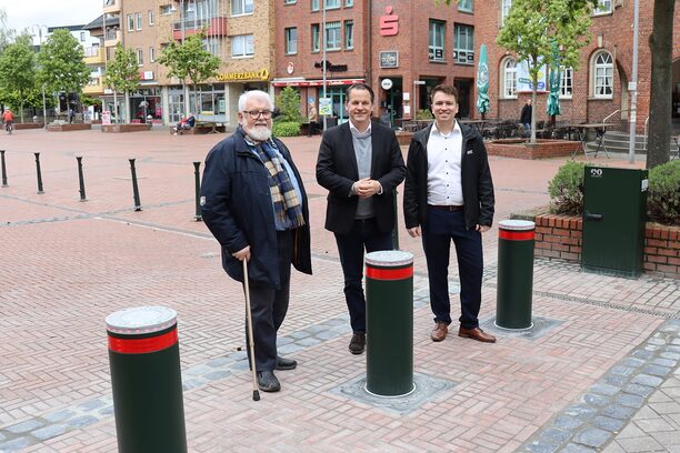 Bürgermeister Keppeler besichtigt mit den Karnevalspräsidenten Rohde und Kehr das neue Pollersystem.