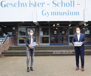 Schulleiterin Bresgen und Bürgermeister Keppeler mit iPads