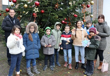 Kinder der Barbaraschule schmücken den Baum im Rathaus-Innenhof