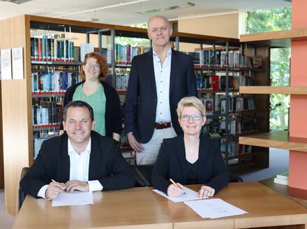 Bürgermeister Keppeler unterzeichnet mit Schulleiterin Hapig eine Kooperationsvereinbarung.