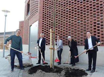 Bürgermeister Keppeler pflanzt Baum am neuen Wohngebäude in Sinnersdorf
