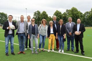 Bürgermeister Keppeler eröffnet den Kunstrasenplatz in Sinnersdorf