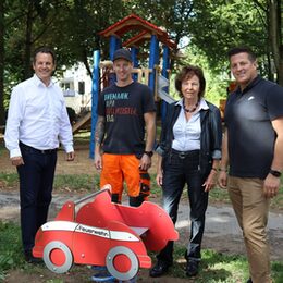 Bürgermeister Keppeler besichtigt den Spielplatz Kölner Weg in Stommeln