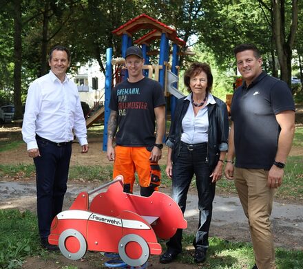 Bürgermeister Keppeler besichtigt den Spielplatz Kölner Weg in Stommeln