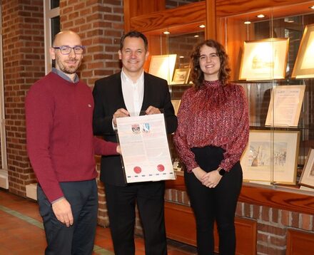 Bürgermeister Frank Keppeler begrüßt die neue Ausstellung des Stadtarchivs