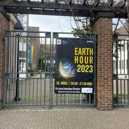 Banner Earth Hour 2023 am Rathausinnenhof