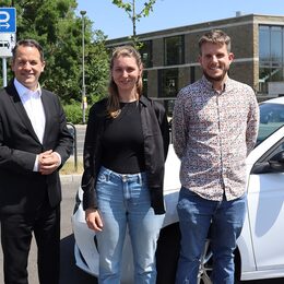 Bürgermeister Frank Keppeler begutachtete gemeinsam mit der Klimaschutzmanagerin Jana van Kranenbrock und Thomas Bette, Mobilitätsmanager der Stadt Pulheim, einen der Carsharing-Standorte.