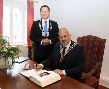 Bürgermeister Keppeler empfängt den Bürgermeister aus Fareham.