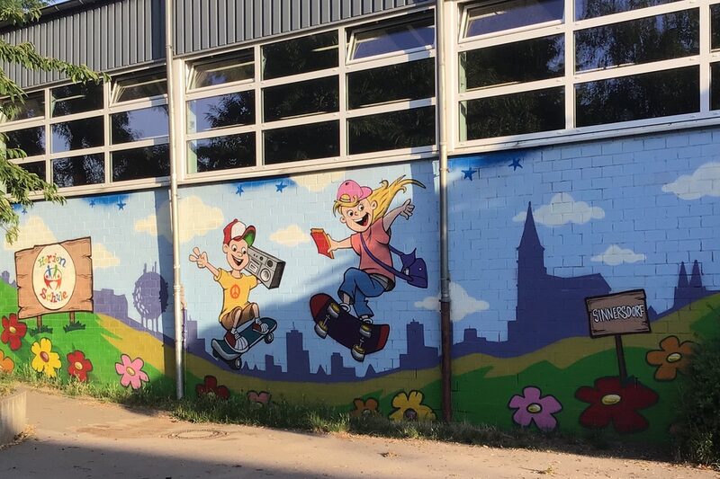 Graffiti-Wandbild auf der Turnhallenwand der Horionschule in Sinnersdorf