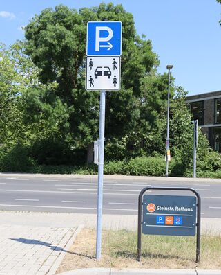 Die Parkplätze der Carsharing-Fahrzeuge sind mit einem gesonderten Verkehrsschild gekennzeichnet.