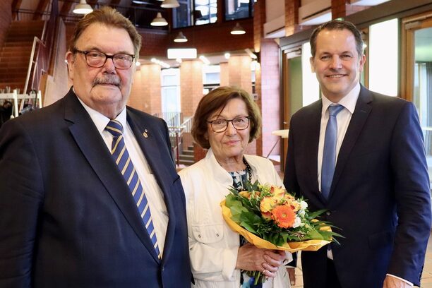 Ehrenring-Träger Werner Theisen mit seiner Frau Waltraud Theisen und Bürgermeister Frank Keppeler (v.l.n.r.)