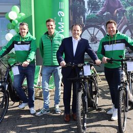 Bürgermeister Keppeler gratulierte zur Eröffnung des neuen E-Bike-Geschäfts.