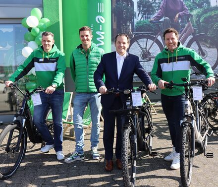 Bürgermeister Keppeler gratulierte zur Eröffnung des neuen E-Bike-Geschäfts.