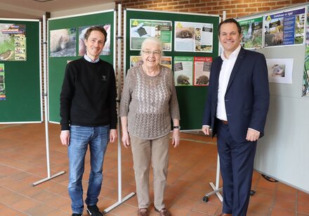 Gemeinsam mit Karin Oehl und Kai Egert, dem Leiter des Amtes für Grünflächen, Umwelt- und Klimaschutz, besichtigte Bürgermeister Frank Keppeler die Igel-Ausstellung im Rathaus.
