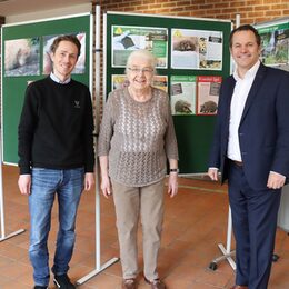 Gemeinsam mit Karin Oehl und Kai Egert, dem Leiter des Amtes für Grünflächen, Umwelt- und Klimaschutz, besichtigte Bürgermeister Frank Keppeler die Igel-Ausstellung im Rathaus.