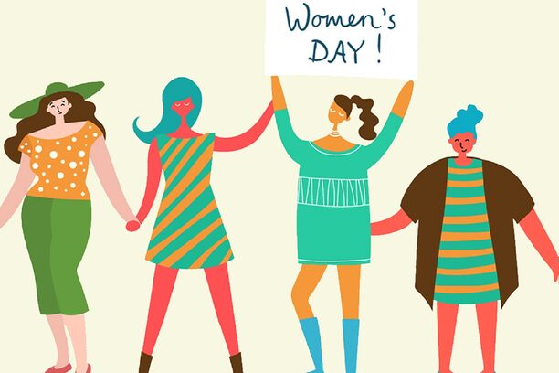 Vier bunt gezeichnete Frauen, die sich in Form und Größe unterscheiden, bilden eine Gemeinschaft. Eine dieser Frauen hält ein Schild hoch mit dem Schriftzug "Womens Day!"