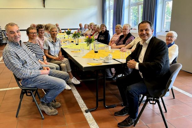 Bürgermeister Frank Keppeler und Dr. Jörg Schröder, Präsident des Rotary Clubs Pulheim, besuchen den Mittagstisch in Geyen.