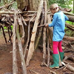 Kinder bauen ein Baumhaus im Wald