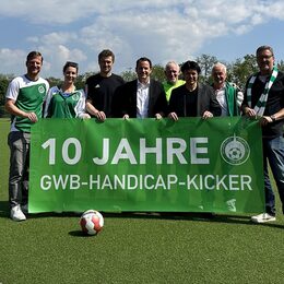 Bürgermeister Keppeler gratuliert den Handicap-Kickern von Grün-Weiß Brauweiler