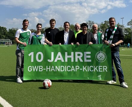 Bürgermeister Keppeler gratuliert den Handicap-Kickern von Grün-Weiß Brauweiler