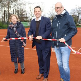 Bürgermeister Keppeler gibt die sanierten Tennisplätze symbolisch frei