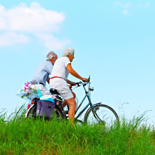 Senioren fahren Rad