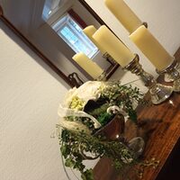 Dekoration Trauzimmer, Blumengesteck, Kerzen und Spiegel