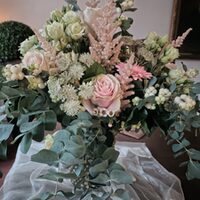 Dekoration Trauzimmer, Blumenstrauß in altrosa und weiß