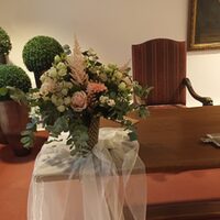Dekoration Trauzimmer, Blumenstrauß, Bäumchen mit Lichterkette