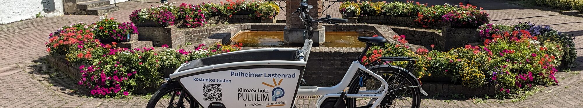 Das Lastenrad Kasimir steht im Rathausvorplatz.